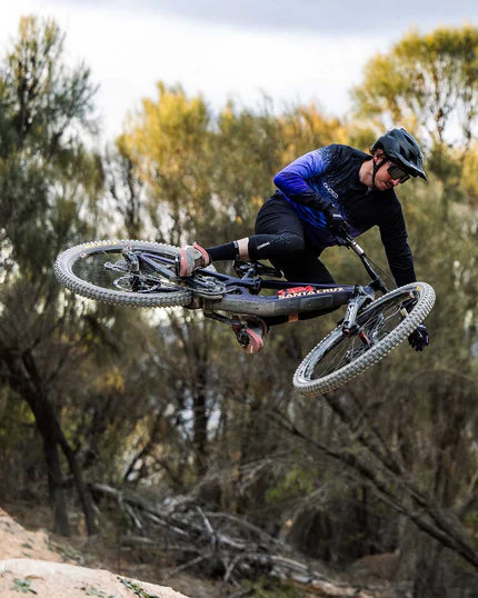 מגן ברכיים DHaRCO Gravity - DHaRCO